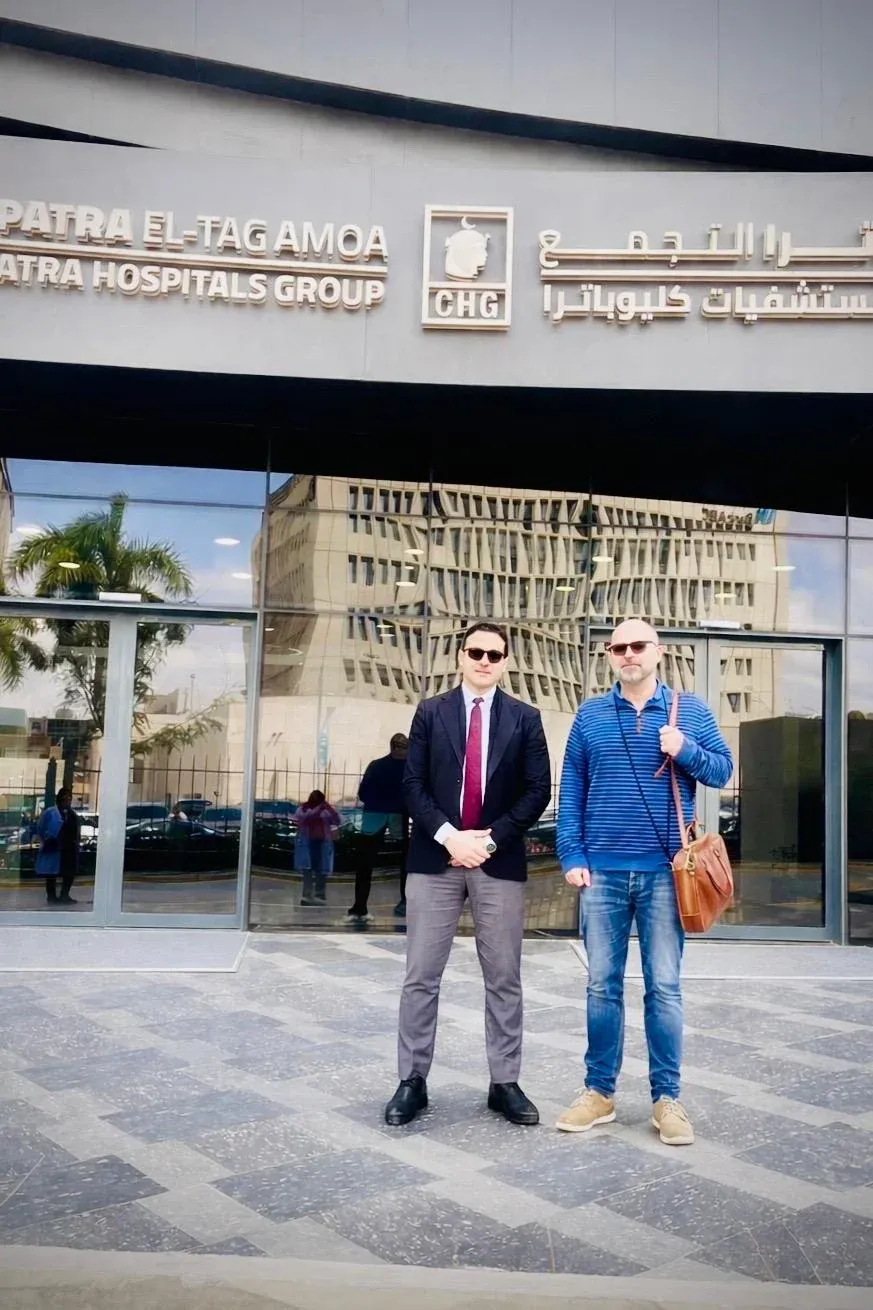 Rencontre de coordination dans un établissement hospitalier au Caire.