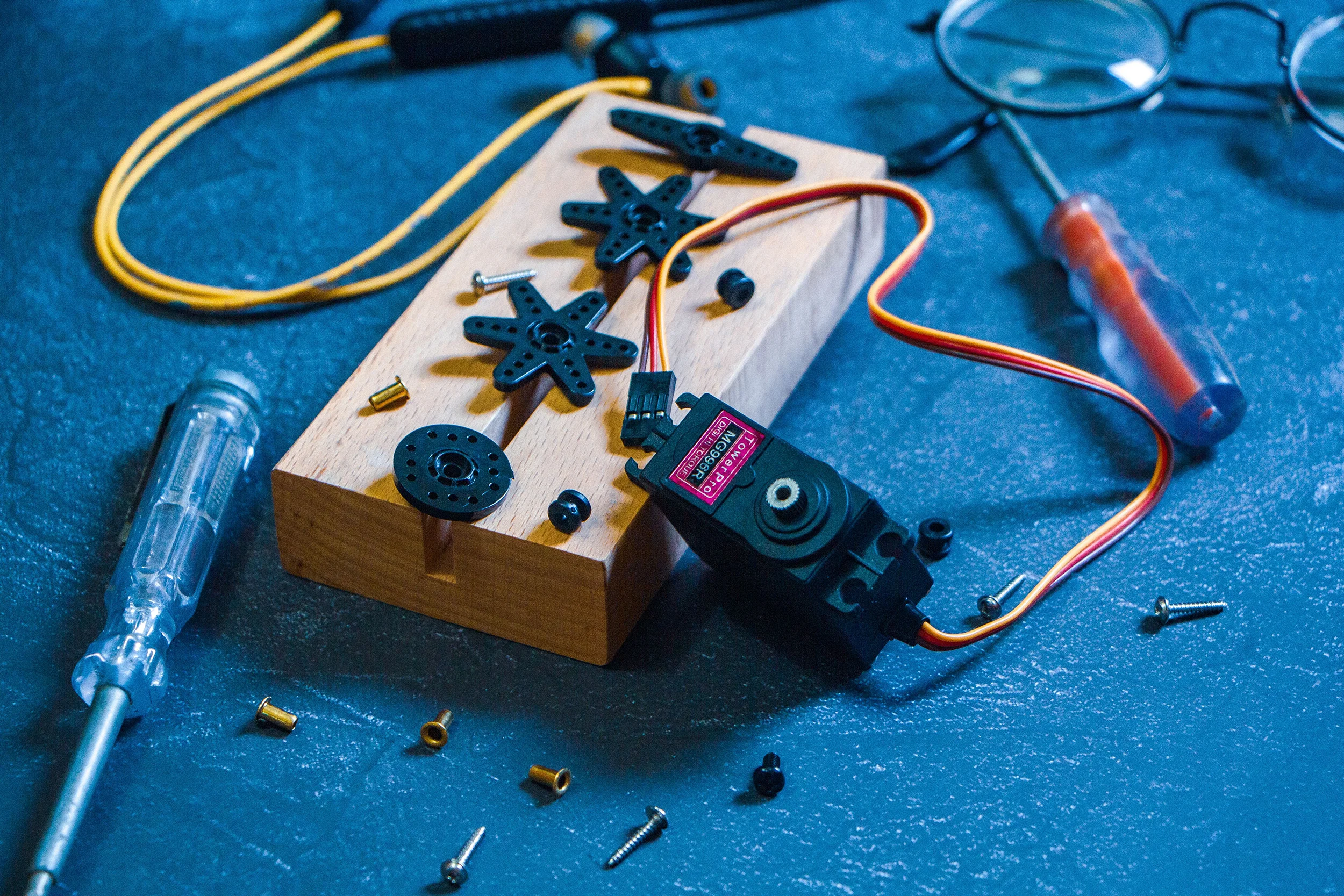 Composants et outils de robotique utilisés dans un contexte d’apprentissage technologique.