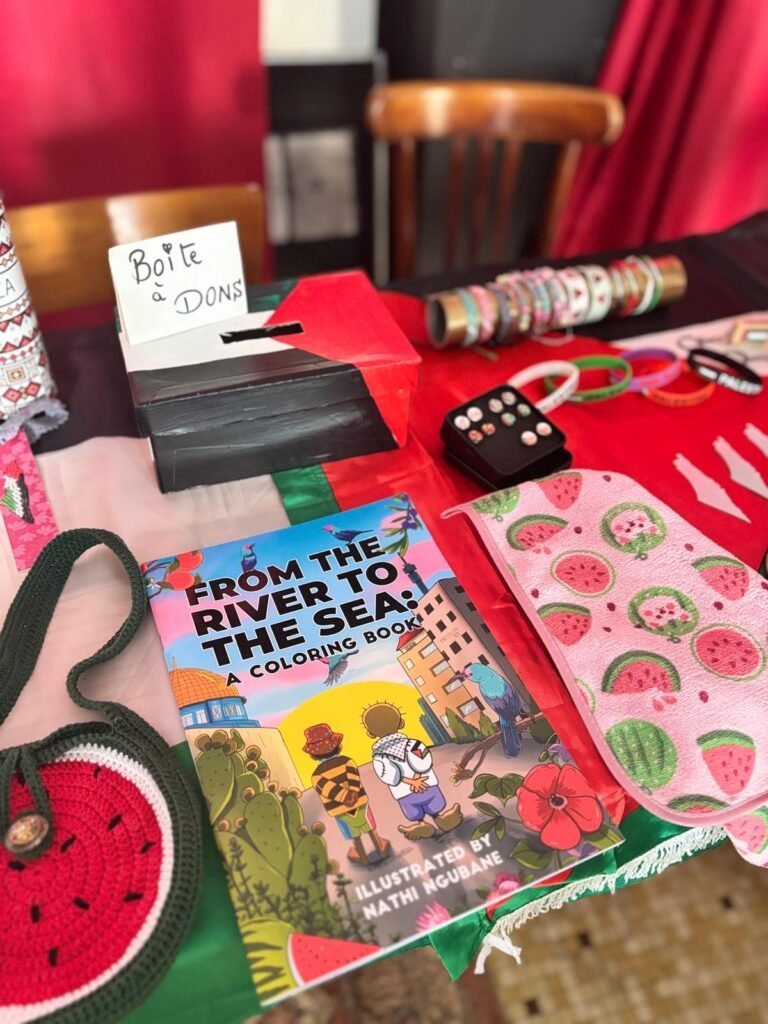 Boîte à dons installée sur un stand solidaire avec des créations bénévoles.