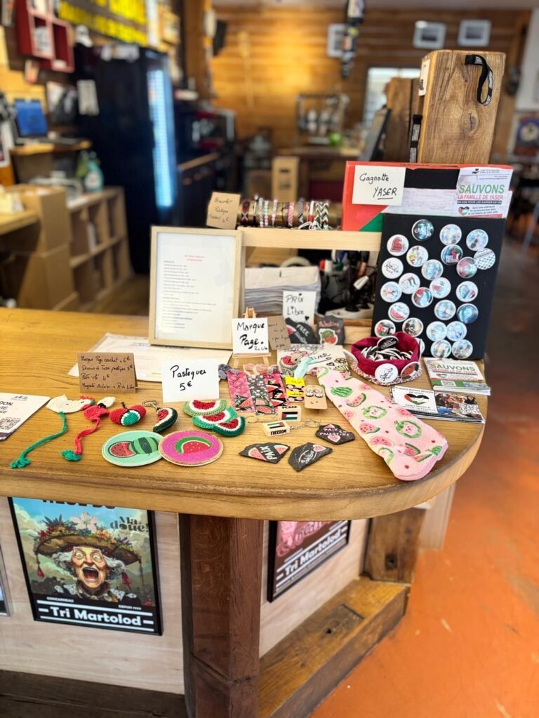 Boîte à dons et créations solidaires installées dans un café partenaire.
