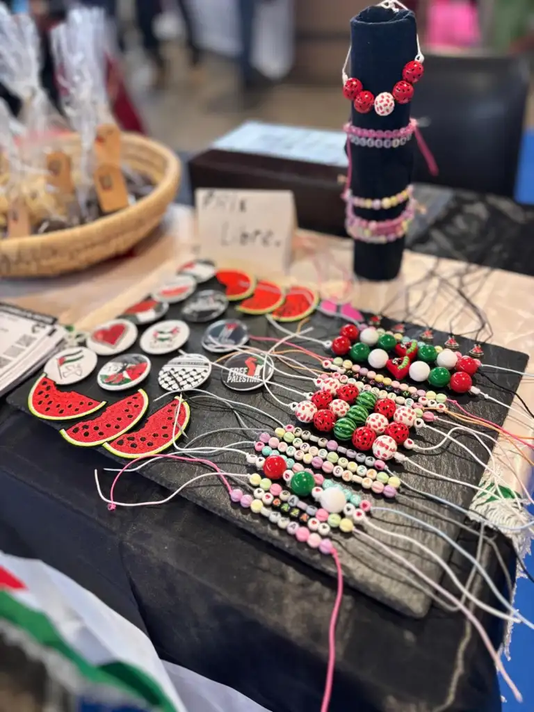 Bracelets et créations artisanales réalisés bénévolement pour soutenir une mobilisation solidaire.