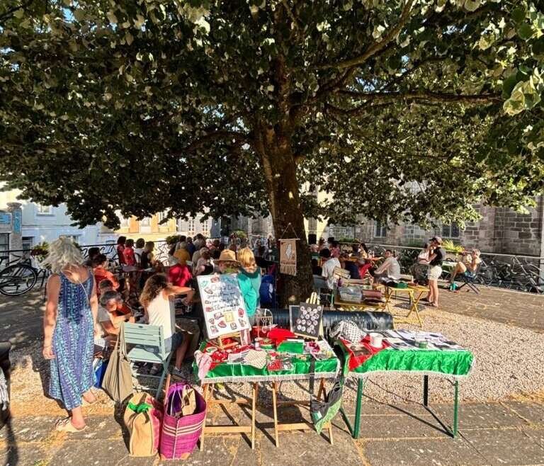 Stand solidaire lors d’un rassemblement en Bretagne, au cœur d’une mobilisation de bénévoles et de soutiens.