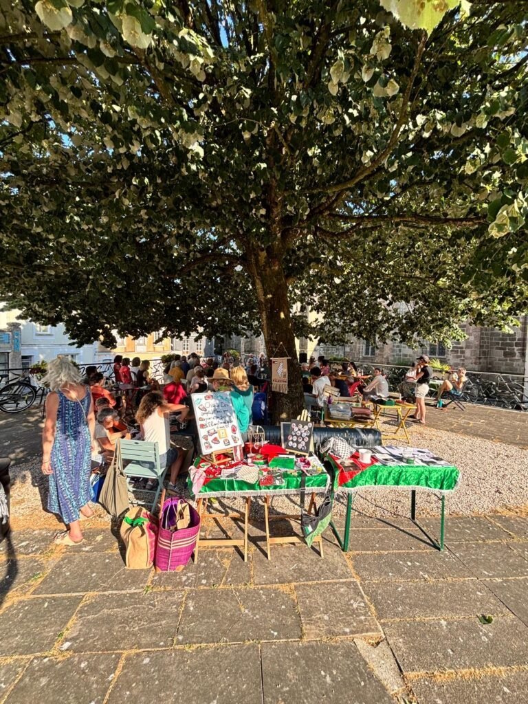 Stand solidaire lors d’un rassemblement en Bretagne, au cœur d’une mobilisation de bénévoles et de soutiens.
