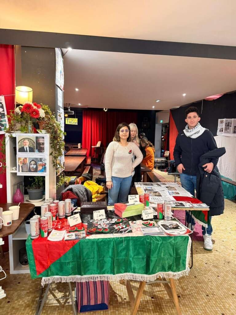 Stand de mobilisation solidaire accueilli dans un commerce breton.