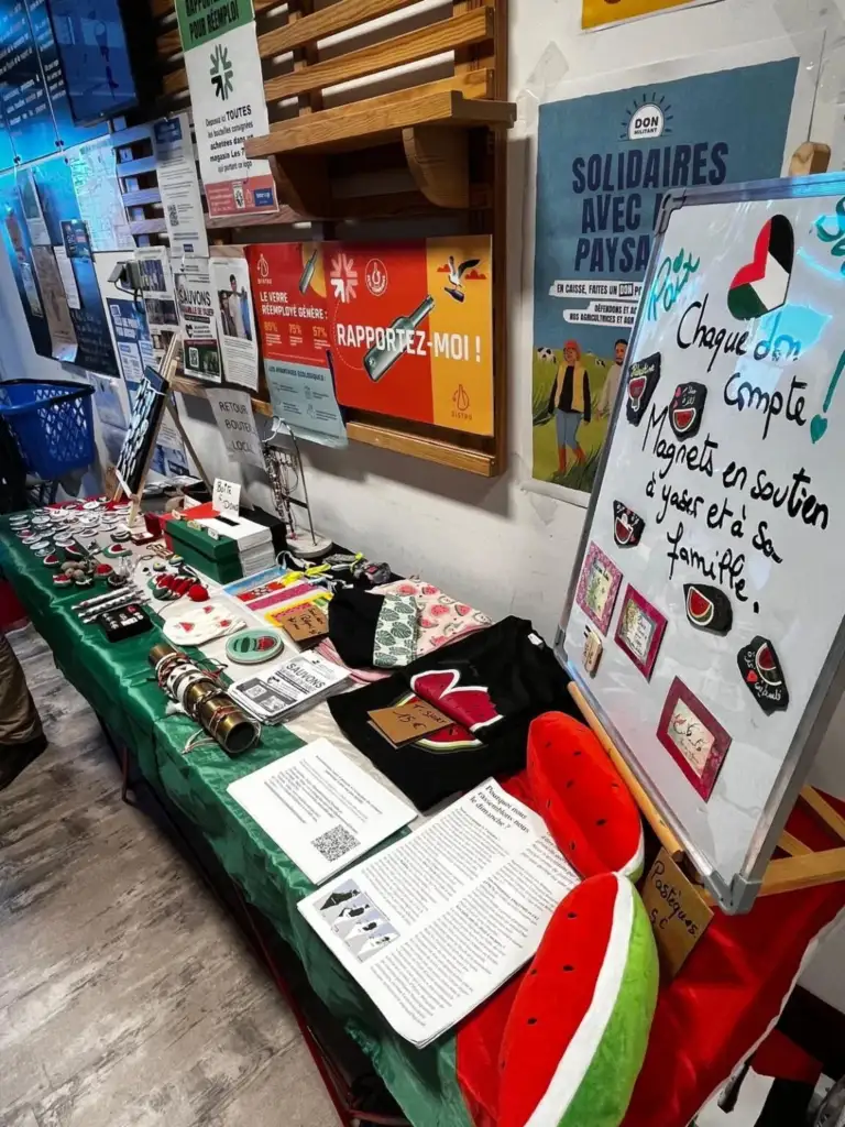 Stand solidaire de Pont de Mer Humanitaire dans un commerce breton.