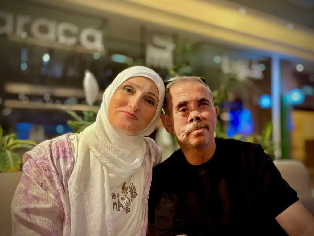 Couple réuni au Caire après un parcours d’évacuation, identités protégées.