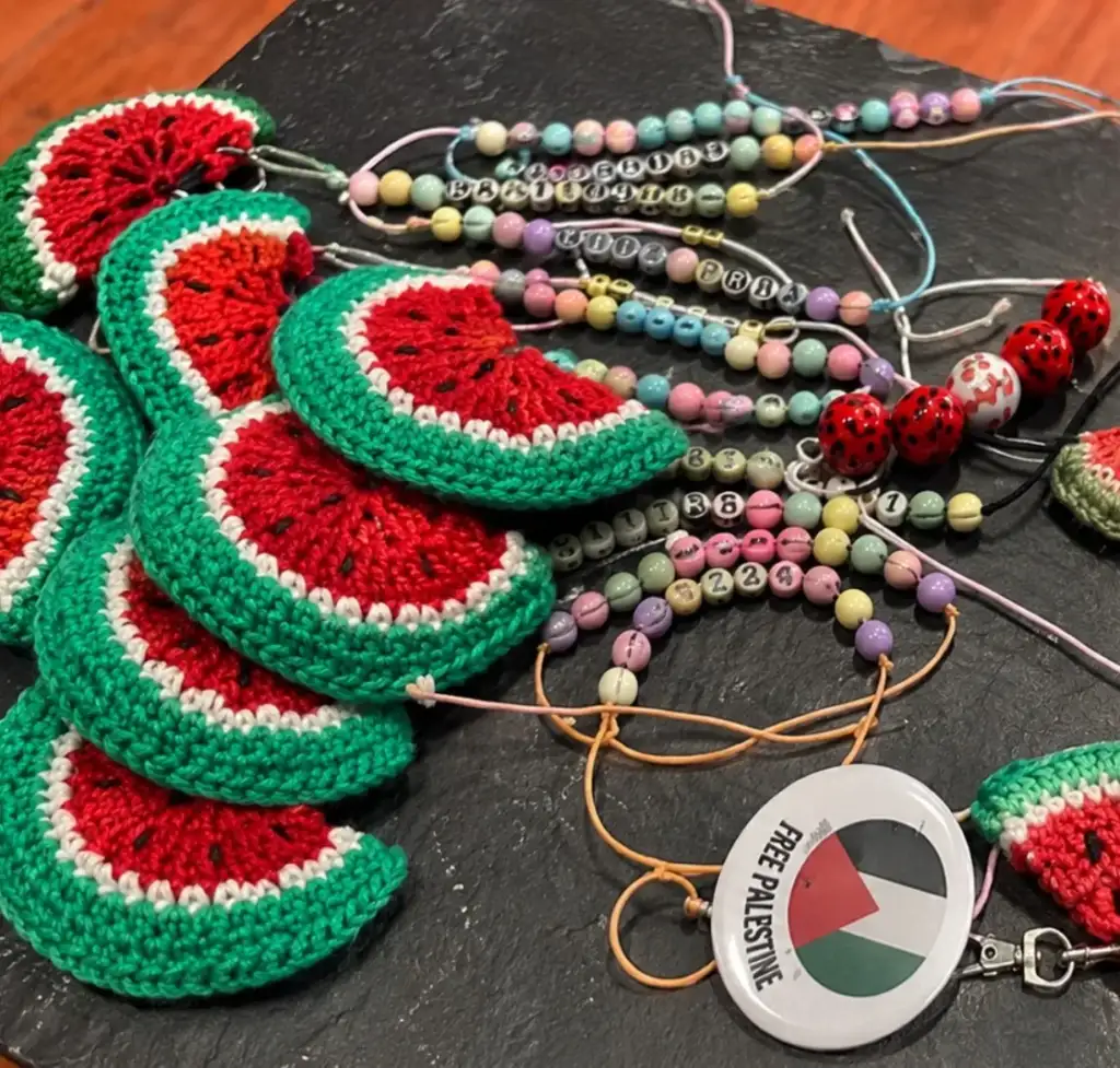 Création artisanale en forme de pastèque réalisée pour une action solidaire.