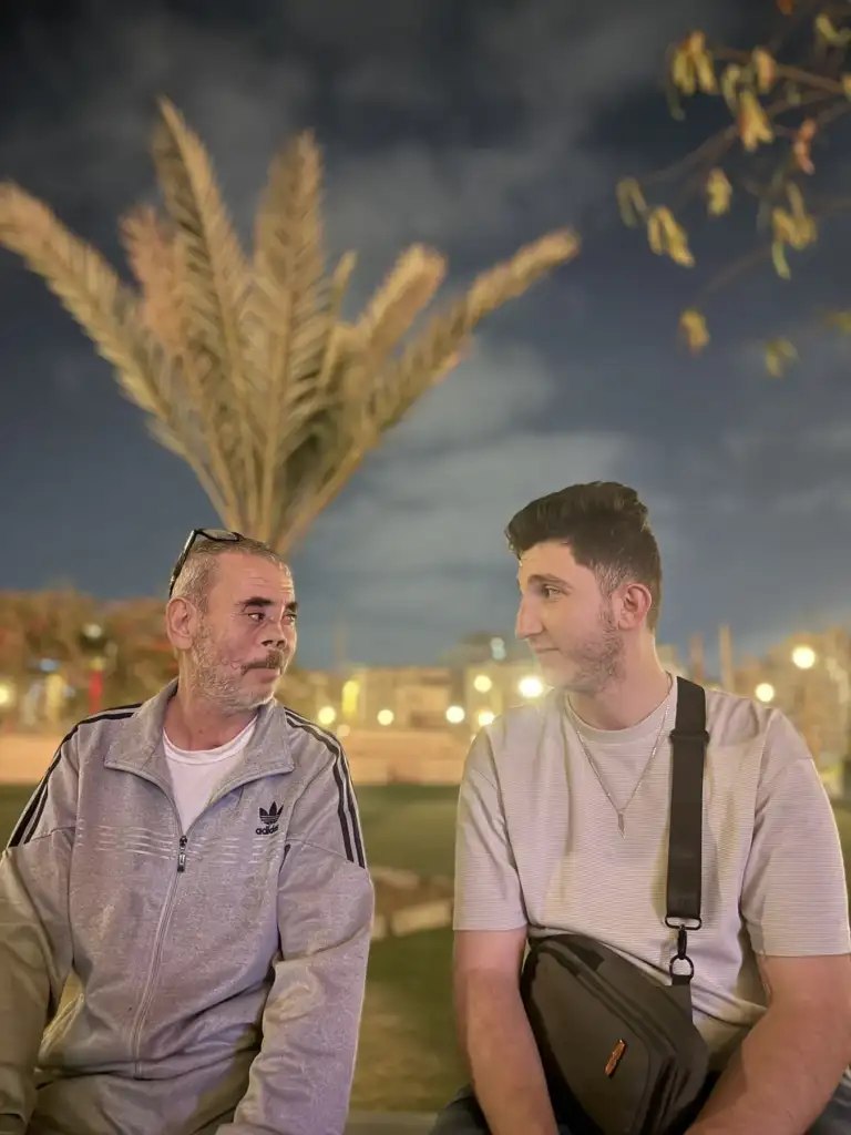 Retrouvailles entre un père et son fils au Caire, identités protégées.