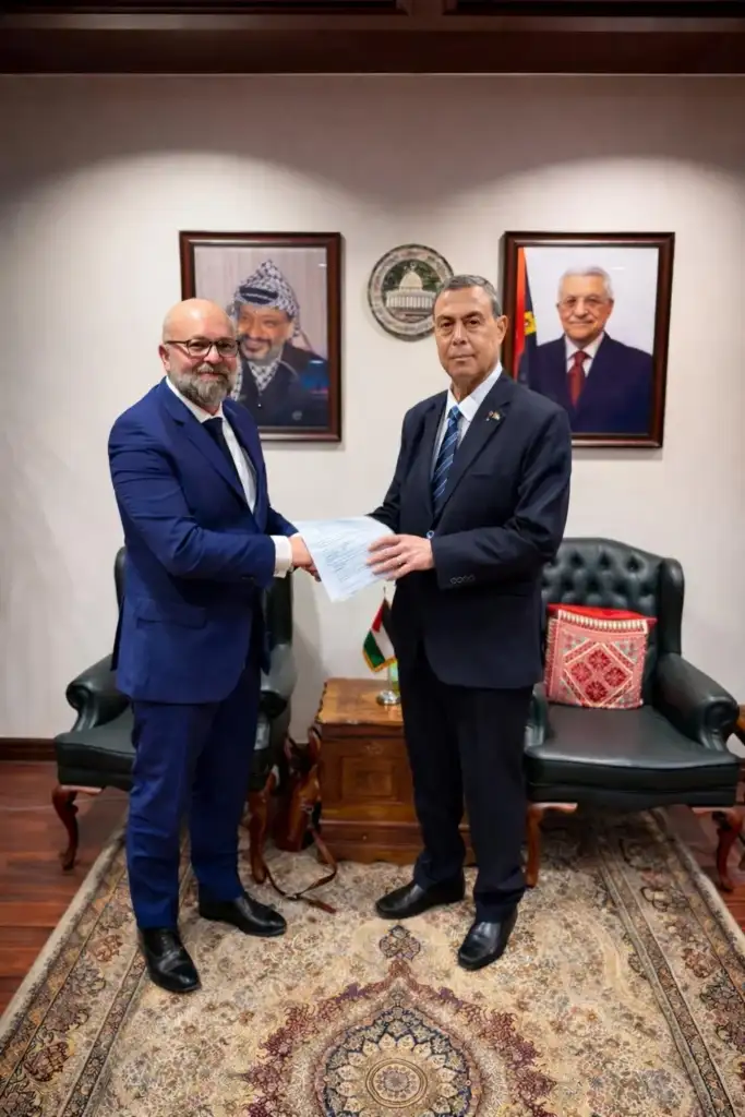 Jérôme Tinard remet le dossier de la famille Al Rayyes à M. Diab Al-Louh, ambassadeur de Palestine en Égypte, au Caire le 10 mars 2026.