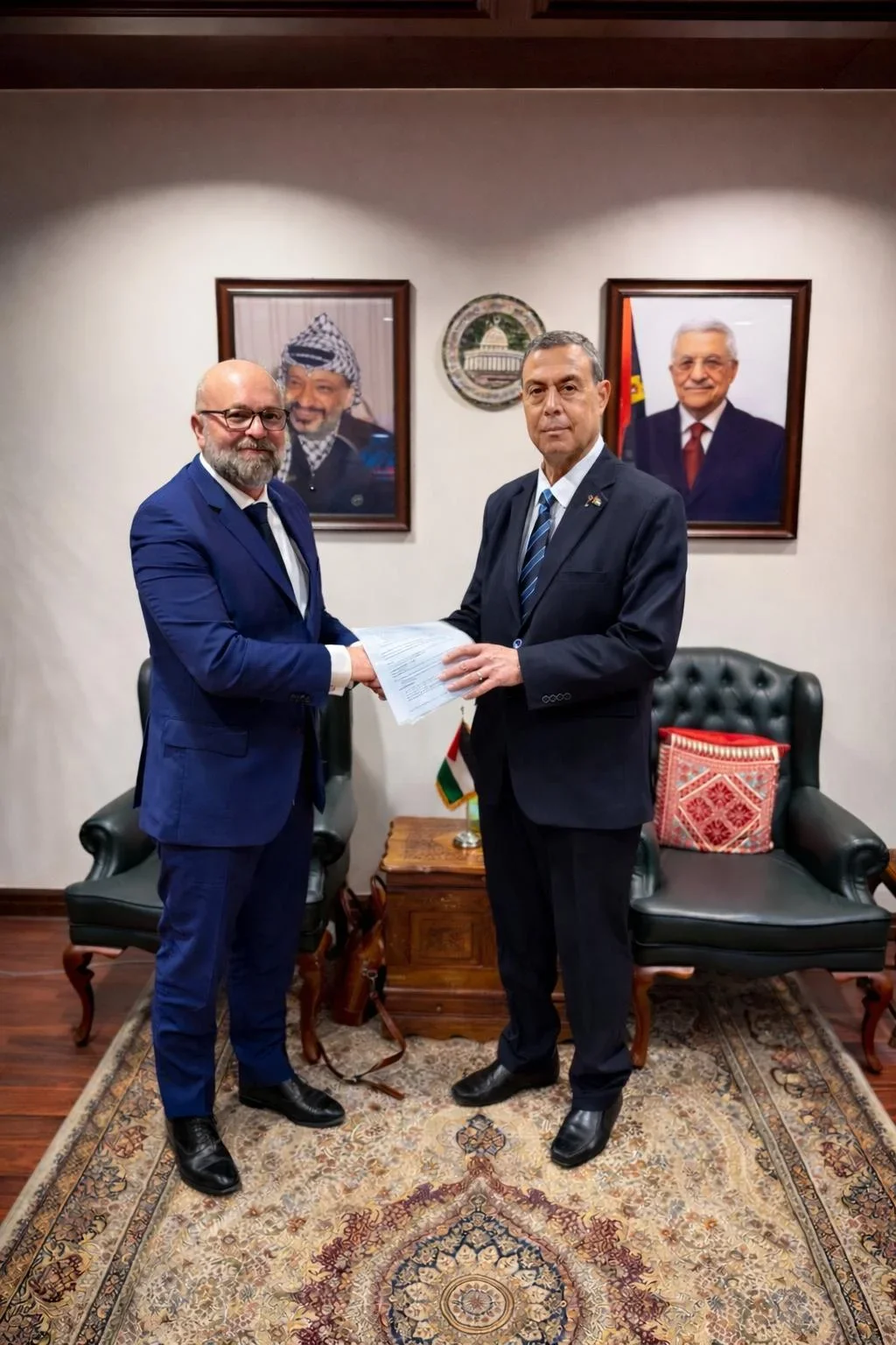 Jérôme Tinard remet le dossier de la famille Al Rayyes à M. Diab Al-Louh, ambassadeur de Palestine en Égypte, au Caire le 10 mars 2026.